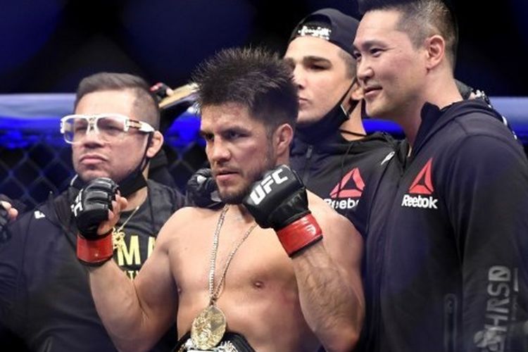 Henry Cejudo berhasil mempertahankan sabuk juara UFC kelas bantam seusai mengalahkan penantangnya, Dominick Cruz, pada UFC 249 yang digelar di  VyStar Veterans Memorial Arena, Florida, Minggu (10/5/2020) pagi WIB.