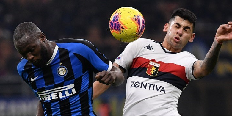 Romelu Lukaku berduel dengan Cristian Romero saat laga antara Inter Milan vs Genoa yang berlangsung di Stadion Giuseppe Meazza, San Siro, Milan, Sabtu (21/12/2019) atau Minggu dini hari WIB.
