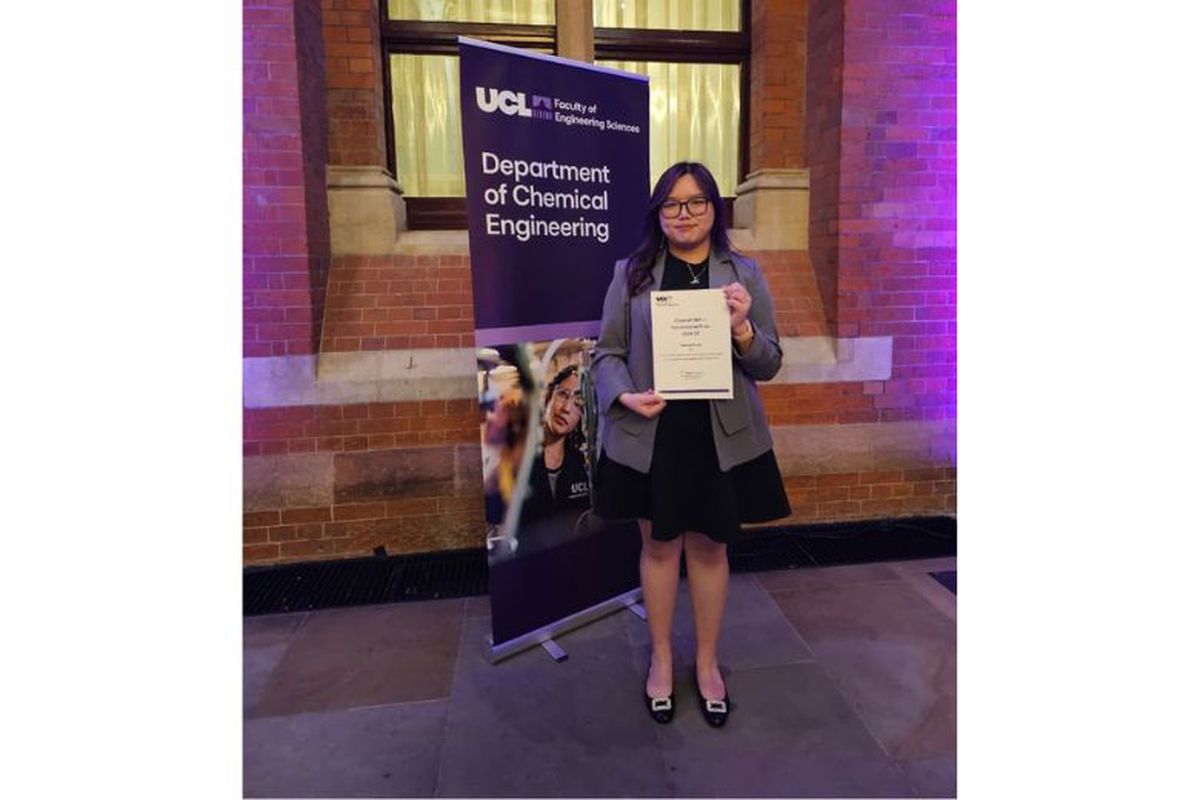 Michelle Angela Mulya saat menerima penghargaan Class of 1981 Collaborative Prize 2024?2025.