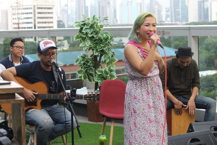 Grup musik Ten2Five tampil di acara rooftop gigs di Menara Kompas, Palmerah, Jakarta, Selasa (10/03/2020). Ten2Five membawakan lagu Love Is You.