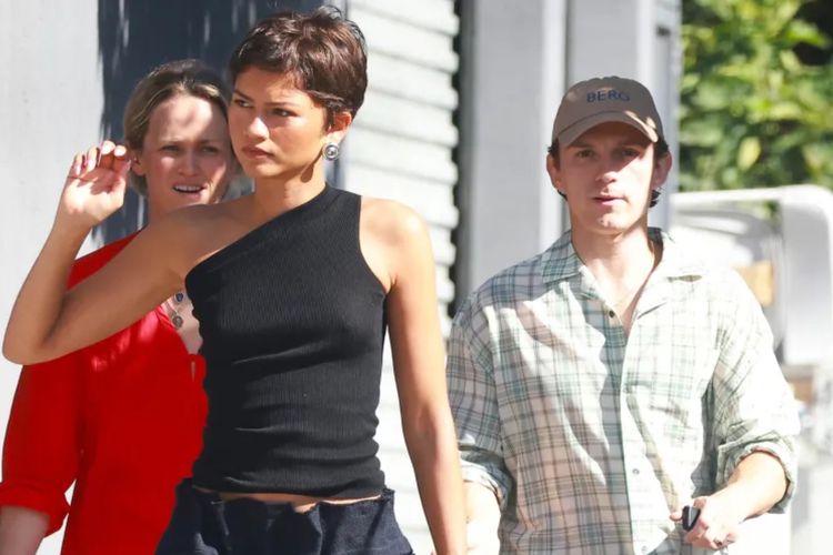 Gaya Santai Zendaya dan Tom Holland Usai Tampil Glamor di Emmy