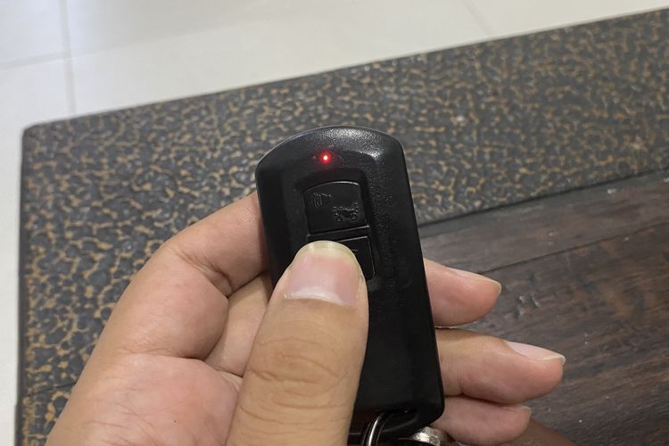 Modul smart key ditekan hingga merah, bisa memutus aliran listrik aki