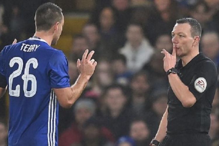 Kapten Chelsea, John Terry, mencoba berdiskuis dengan wasit Kevin Friend soal kartu merahnya pada laga Piala FA versus Peterborough, Minggu (8/1/2017).