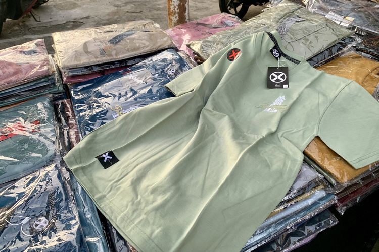 Salah satu yang ikonis adalah kaus bergambar Jam Gadang dan bertuliskan bahasa Minang yang menjadi ciri khas Bukittinggi. Harga kaus ini cukup terjangkau. Dijual mulai Rp 100.000 per tiga kaus atau Rp 60.000-an untuk satu daster.