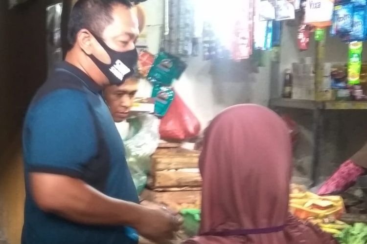 Wali Kota Semarang Hendrar Prihadi memastikan Pemkot Semarang memberikan diskon 50 persen untuk retribusi pedagang pasar.