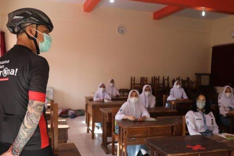 Gubernur Jawa Tengah, Ganjar Pranowo, meninjau pelaksanaan pembelajaran tatap muka (PTM) di SMAN 10 dan SMAN 11 Semarang, Selasa (4/1/2022). 
