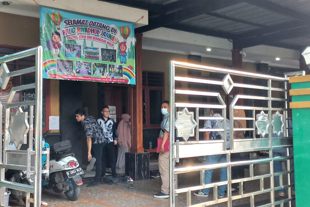 Penyidik Ditreskrimum Polda Metro Jaya mendatangi Pondok Pesantren Riyadhul Jannah, Beji, Depok pada Jumat (8/7/2022). Kedatangannya itu untuk mencari bukti dugaan kasus pemerkosaan terhadap belasan santriwati.