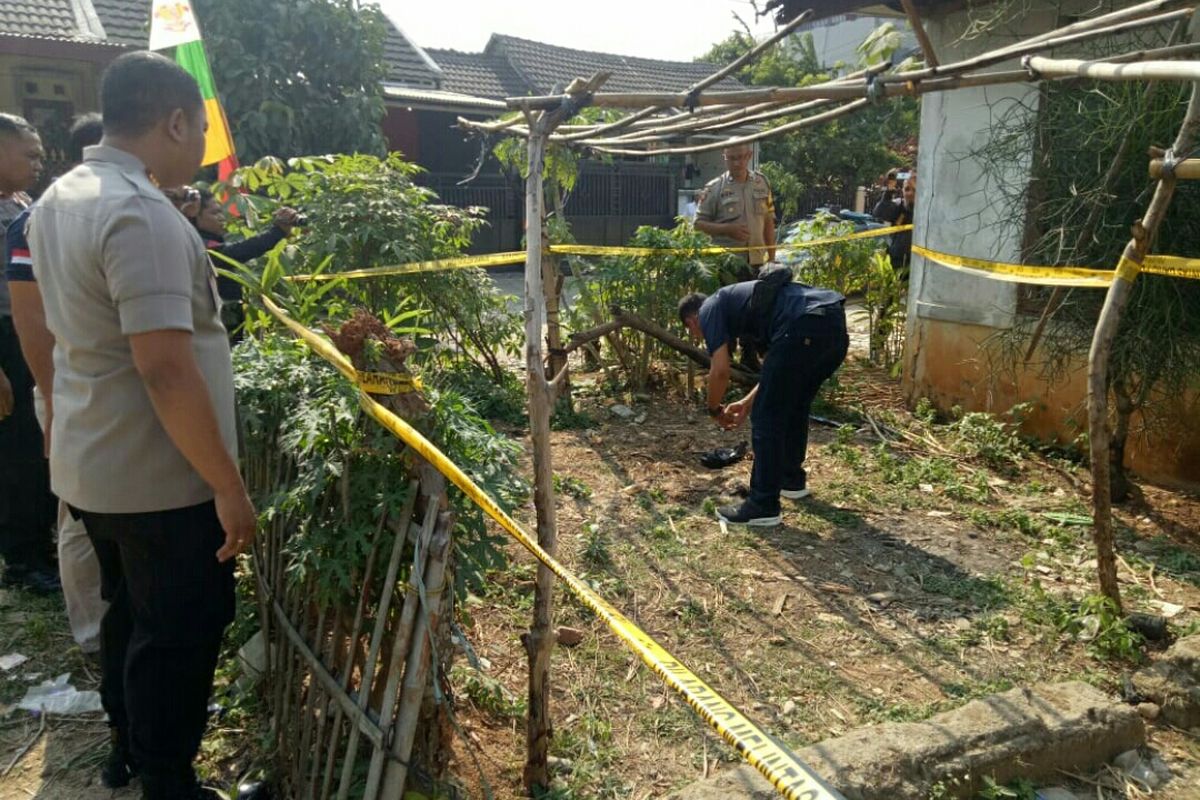 Kepolisian Cisauk mengecek lokasi pembuangan bayi di perumahan kosong di Korpri Blok J 2/6 Rt. 006/009 Desa Suradita, Cisauk, Kabupaten Tangerang, Selasa (10/9/2019)     