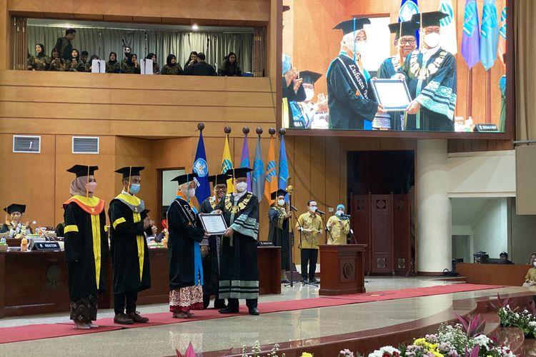 Penyerahan penghargaan lulusan terbaik dalam wisuda UT pada Selasa, 22 November 2022. Untuk periode I tahun akademik 2022/2023 UT mewisuda 23.166 lulusan.
