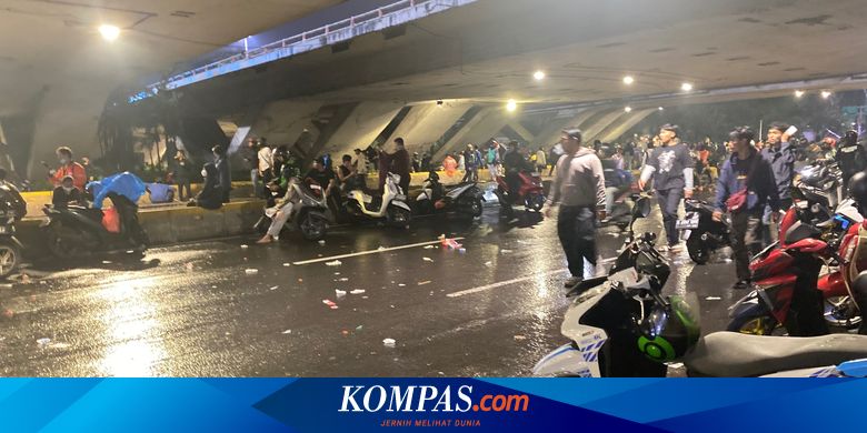 Massa Demo di Polda Metro Bergeser ke Semanggi untuk Istirahat