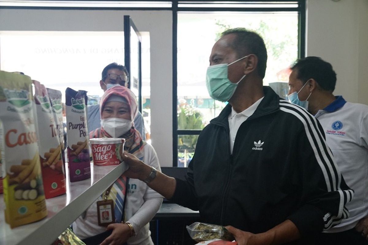 Kepala BKP Agung Hendriadi meresmikan Gerai Pangan Lokal dan Pasar Mitra Tani Bogor yang bertempat di Balai Pengelola Alih Teknologi Pertanian Bogor, Sabtu (20/3/2021).