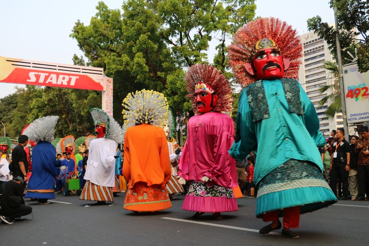 Terlihat beberapa Ondel-ondel sedang meramaikan salah satu event sports yang ada di DKI Jakarta