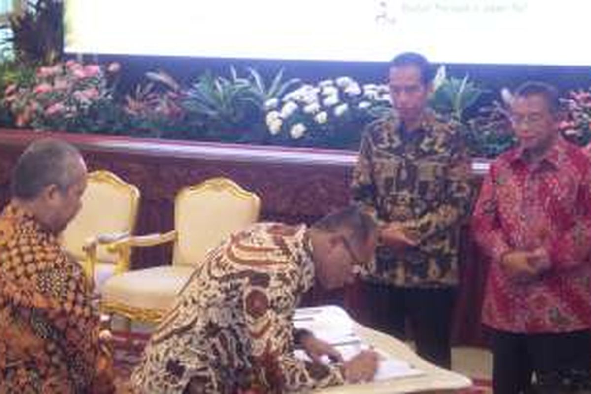 Presiden Joko Widodo dan Menteri Koordinator Perekonomian Darmin Nasution menyaksikan acara penandatanganan financial closing enam proyek infrastruktur di Istana Negara, Kamis (9/6/2016).