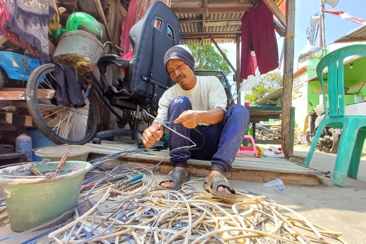 Seorang kuli bangunan bernama Supriyadi (49) saat ditemui Kompas.com di kawasan Sunter Jaya, Tanjung Priok, Jakarta Utara pada Jumat (8/9/2023).