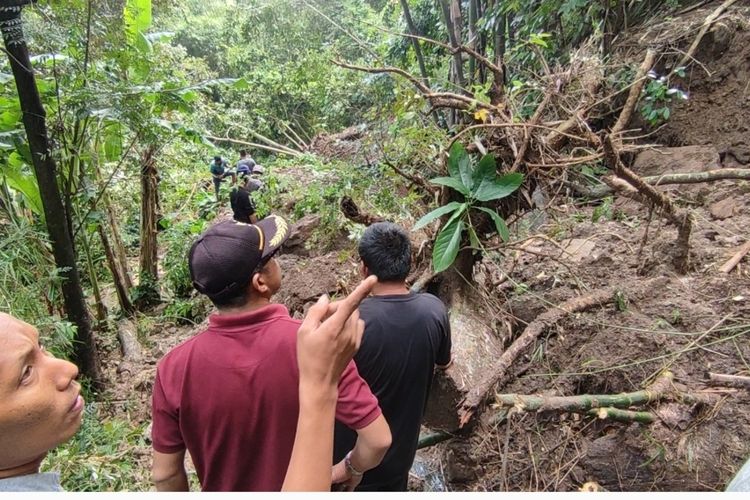 Warga Blok Kimerong, Desa Lebakmekar, Kecamatan Greged, Kabupaten Cirebon Jawa Barat menunjukkan tebing yang longsor yang menutup satu satunya akses utama warga pada Rabu (8/3/2023). Mereka bersama Pemerintah Desa, TNI, Polri, melakukan proses pembersihan material longsor masih menutup jalan utama, Kamis (9/3/2023)