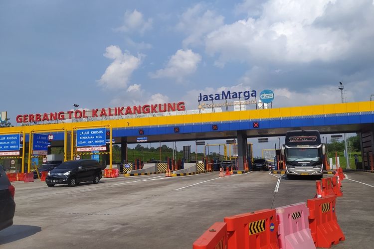 Arus kendaraan dari GT Kalikangkung menuju Jakarta sudah dibuka dua jalur