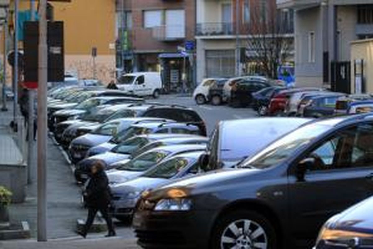 Parkir di pinggir jalan sangat padat di Turin, Italia.