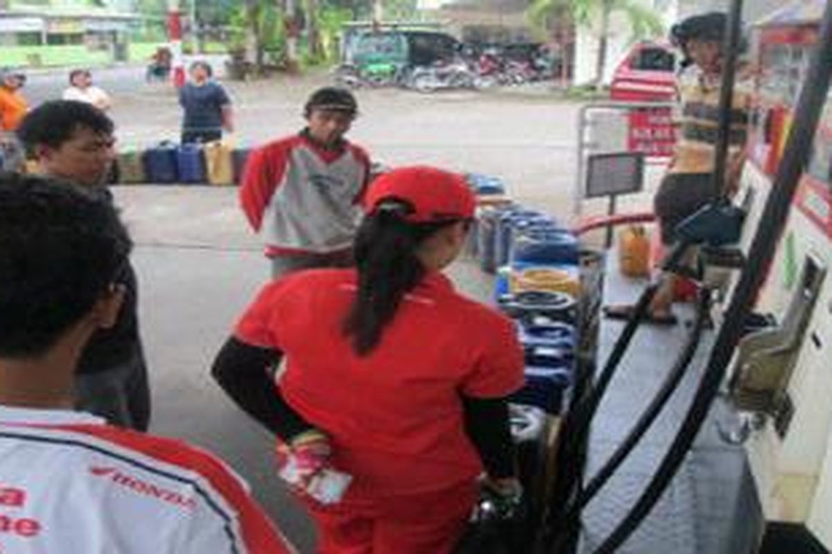 Antrian jerigen terjadi dibeberapa SPBU di Gunungkdiul akibat langkanya stok Solar