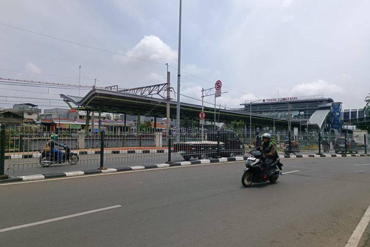 Pemandangan Jalan I Gusti Ngurah Rai di Jakarta Timur yang kini bebas dari alat peraga kampanye (APK), Senin (12/2/2024).