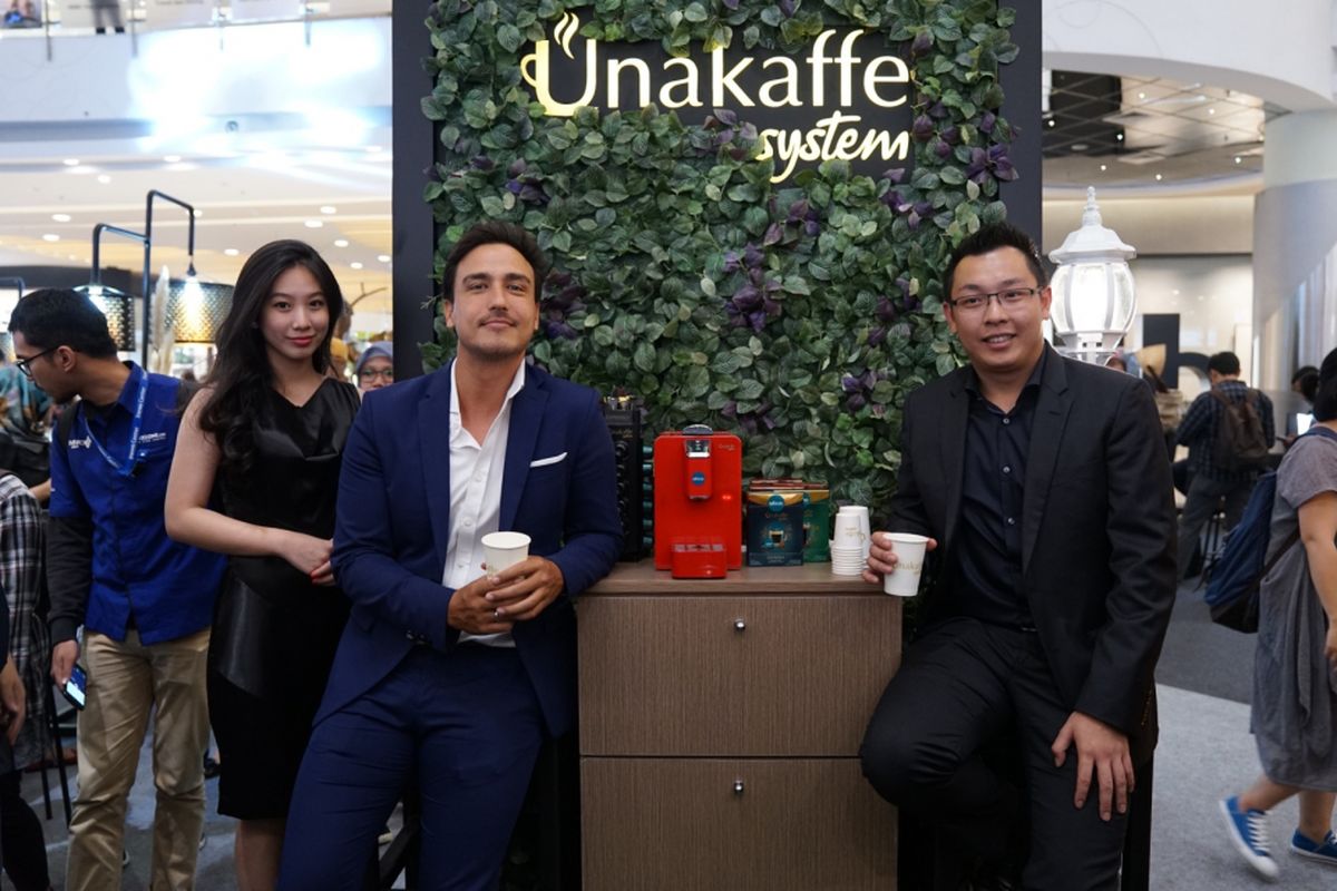Hamish Daud, brand ambassador Unakaffe System bersama Christeven Mergonoto, Direktur Kapal Api Global dengan mesin pembuat kopi