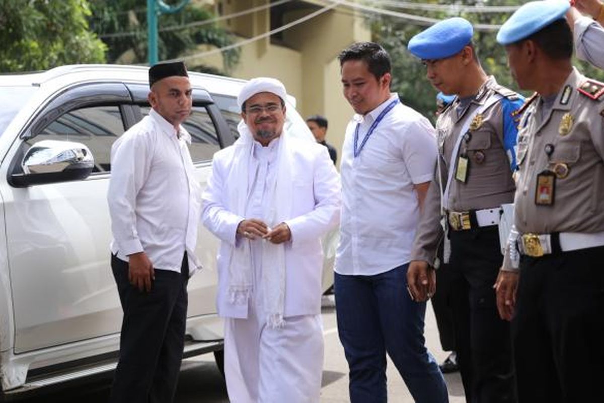 Pimpinan Front Pembela Islam, Rizieq Shihab tiba di Kantor Direktorat Reserse Kriminal Umun, Polda Metro Jaya, Jakarta, Rabu (1/2/2017).