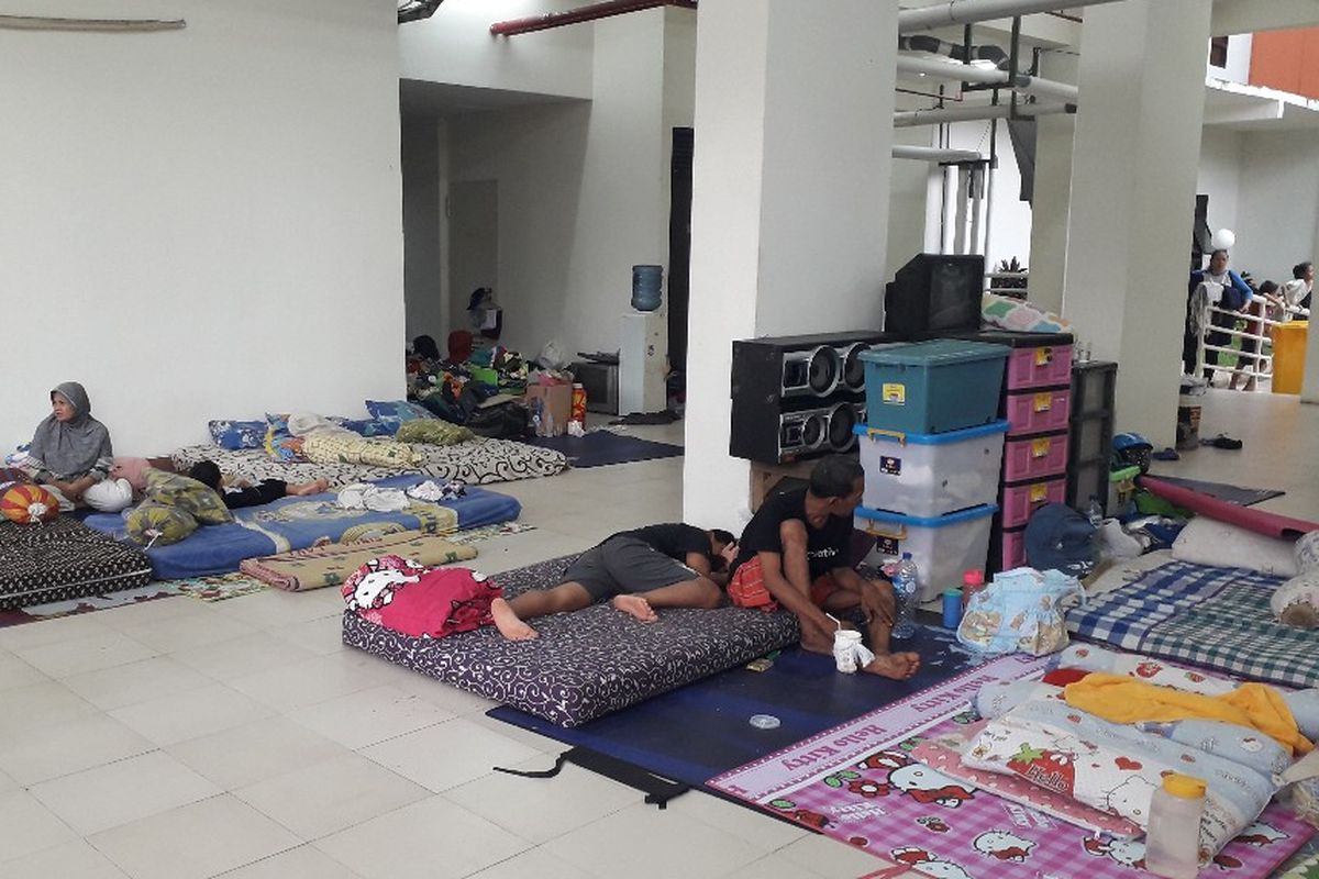Sejumlah warga RW 001 Pengadegan yang terdampak banjir masih mengungsi di Rusunawa Pengadegan, Sabtu (27/4/2019).