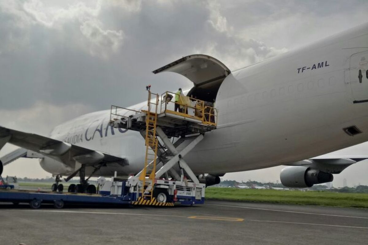 Penerbangan ketiga yang mengangkut kargo rombongan Kerajaan Arab Saudi sudah tiba di Bandara Halim Perdanakusuma, Rabu (21/2/2017)