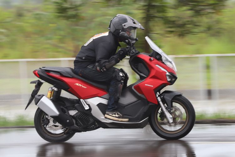 Test ride Honda ADV 160 di fasilitas safety riding AHM di Cikarang, Jawa Barat.