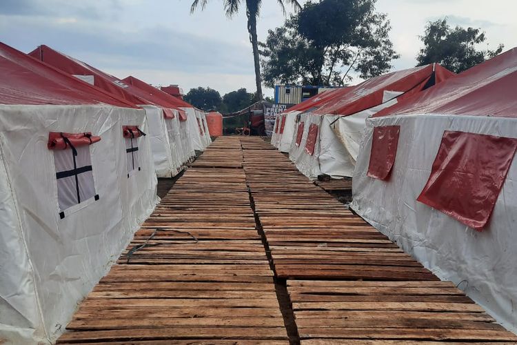 Kementerian Sosial memasang palet di sekitar area posko pengungsi gempa Cianjur. Tak hanya mencegah air merembes ke dalam tenda saat hujan, pemasangan palet di area posko juga dapat mempermudah mobilitas warga dan relawan. 