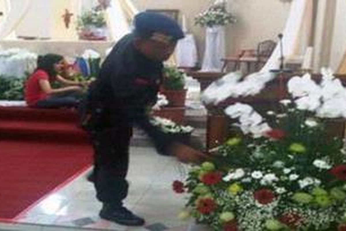 Personel Jihandak sedang menyisir sebuah gereja di Malang, Jawa Timur, sebagai bentuk antisipasi adanya teror dalam perayaan Natal dan tahun baru, Senin (24/12/2012).