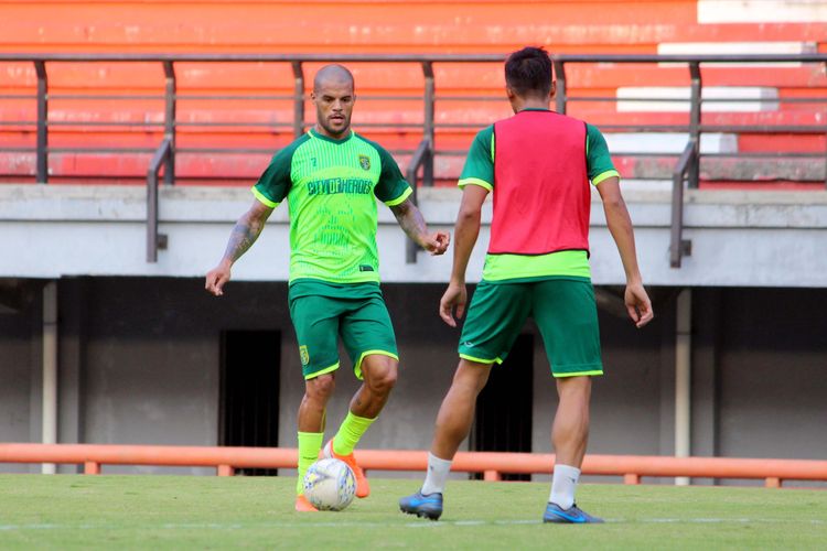 David da Silva, pemain asing Persebaya Surabaya yang akan bergabung saat putaran kedua Liga 1 2019 latihan perdana di Stadion Gelora Bung Tomo Surabaya, Jawa Timur, Senin (05/08/2019) sore.
