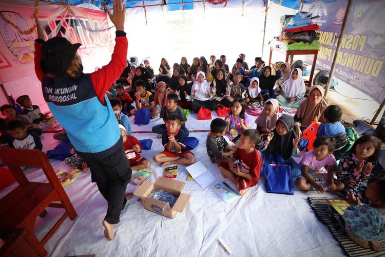 Anak-anak pengungsian terpusat Desa Mangunkerta, Kecamatan Cugenang, Cianjur, kembali mengikuti Kegiatan Belajar Mengajar (KBM) pada Jumat (2/12/2022). 