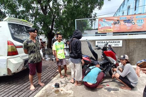 Kemurahan Hati Warga di Tengah Banjir Cipondoh, Bantu Perbaiki Motor Mogok Tanpa Patok Tarif...