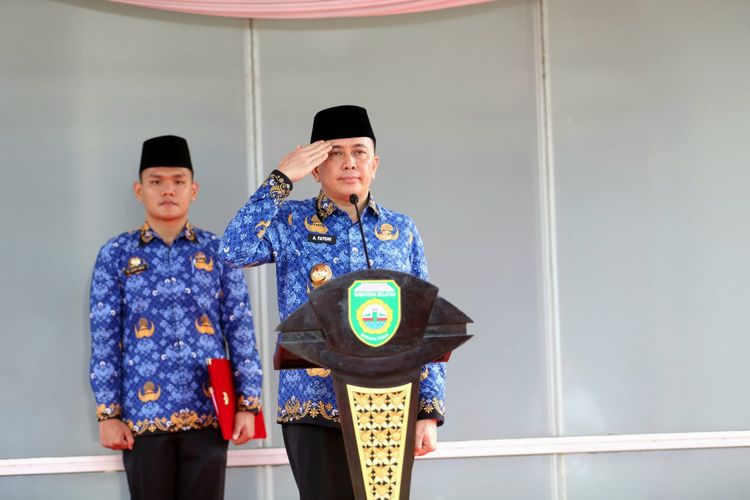 Penjabat (Pj) Gubernur Provinsi Sumatera Selatan (Sumsel) Agus Fatoni saat memimpin Apel Bulanan di Lapangan Kantor Gubernur Sumsel, Palembang, Rabu (17/4/2024).