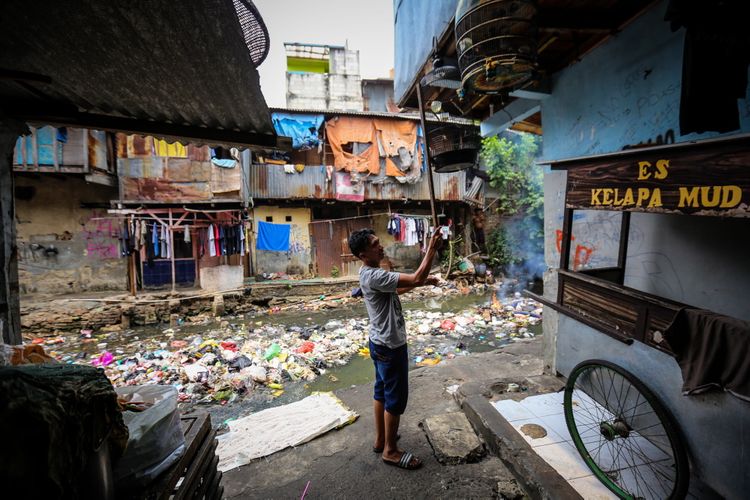 Warga melakukan aktivitas dibantaran kali Jln. Jati Bunder, Kel. Kebon Melati, Kec. Tanah Abang, Jakarta Pusat , Selasa (5/9/2017). Pemprov DKI Jakarta bersama dengan Pemerintah Pusat akan menata kawasan kumuh melalui pencanangan program 100-0-100 yang dicanangkan Kementerian Pekerjaan umum dan Perumahan Rakyat dengan target Jakarta bebas dari kawasan kumuh pada tahun 2019. 