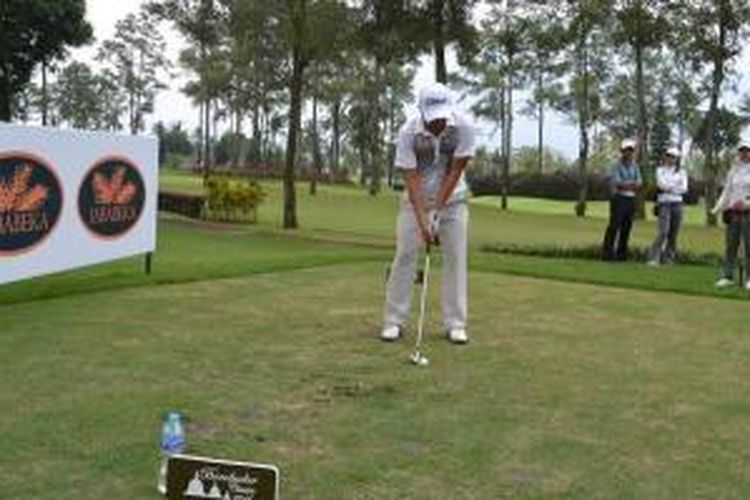 Pegolf asing asal Thailand, Wisut Artjanawat, sedang berlatih diri untuk mempersiapkan ajang tunamen golf internasional Borobudur Classic 2014, di Borobudur International Golf & Country Club, Kota Magelang, Senin (17/11/2014).