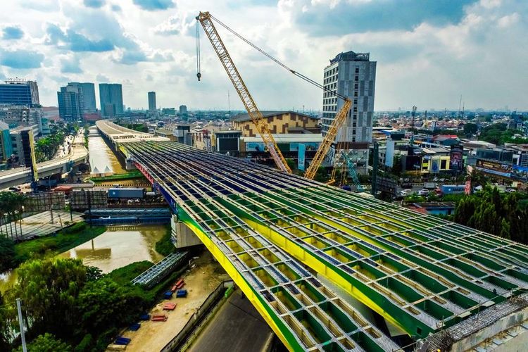 Konstruksi erection Steel Box Arch (SBArch) girder pada proyek Jalan Tol Bekasi ? Cawang ? Kampung Melayu (Becakayu) Seksi 2A Ujung.