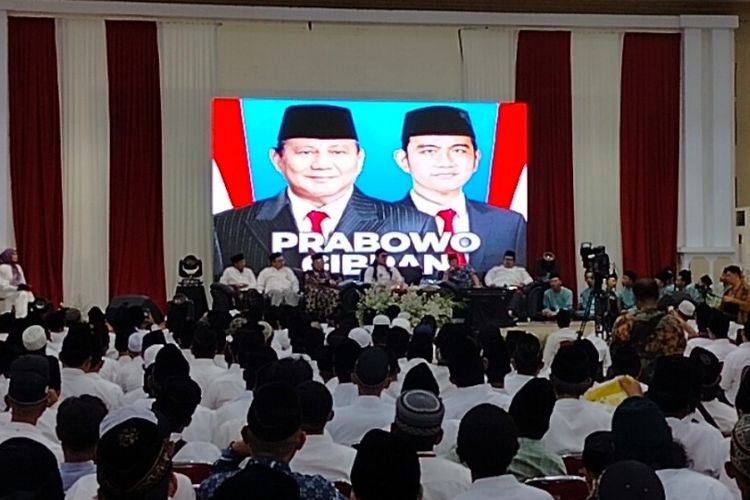 Gambar Prabowo-Gibran muncul dalam acara Gus Miftah bertajuk acara 1.000 Kyai Kampung Tegal Raya dan Banyumas Raya di Bumiayu, Brebes, Jateng, Minggu (22/10/2023).