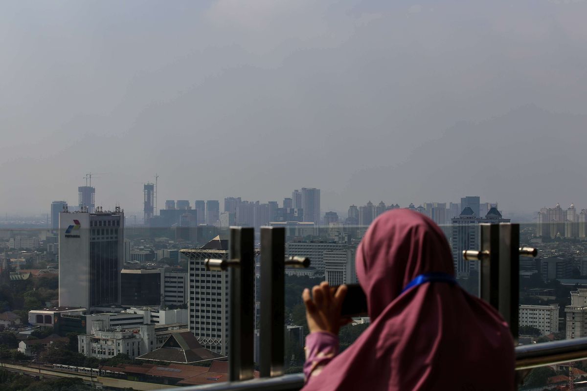 Suasana gedung bertingkat yang terlihat samar karena kabut polusi di Jakarta Pusat, Senin (8/7/2019). Kualitas udara di DKI Jakarta memburuk pada tahun ini dibandingkan tahun 2018. Prediksi ini berdasarkan pengukuran PM 2,5 atau partikel halus di udara yang berukuran lebih kecil dari 2,5 mikron (mikrometer).