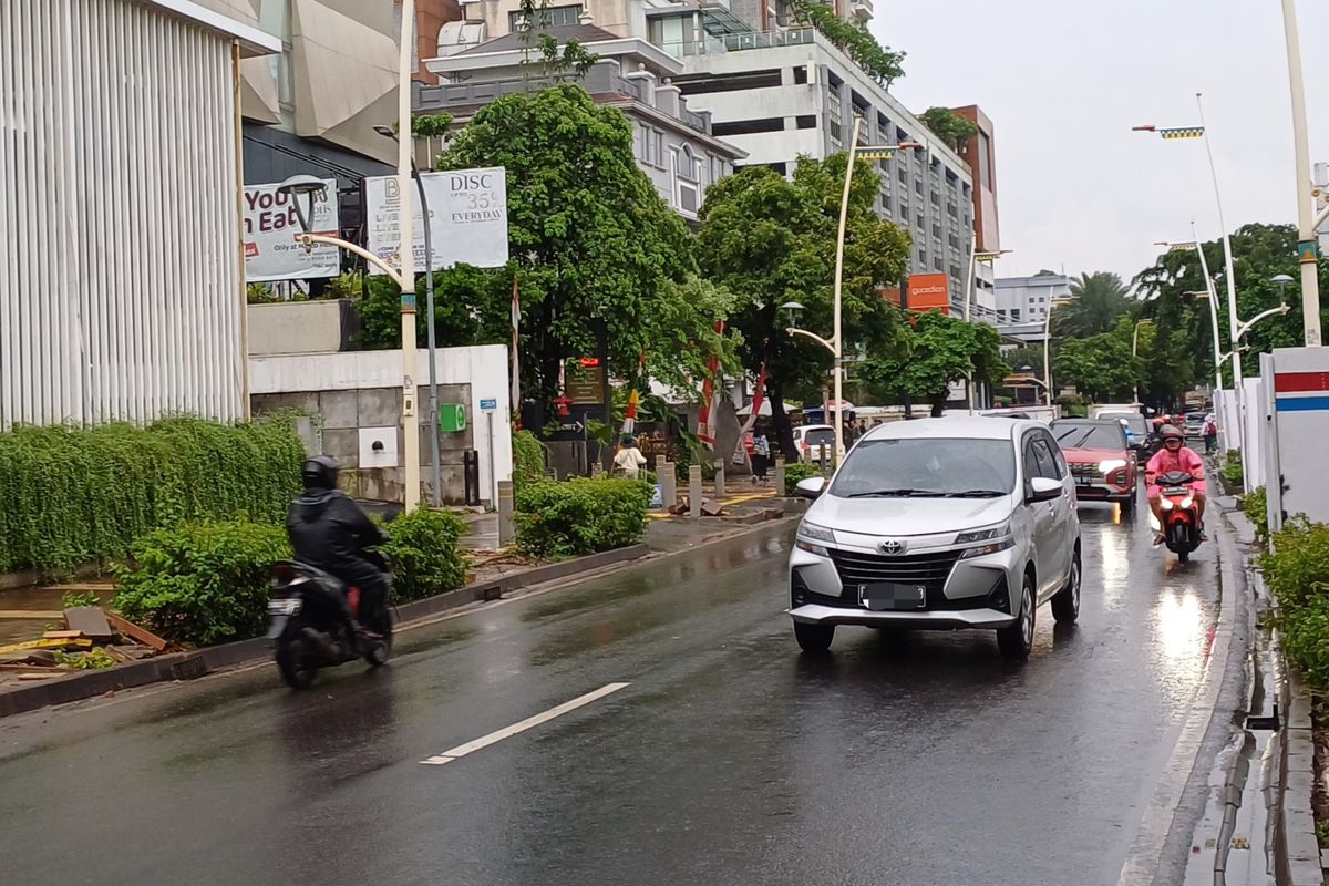 Jalan Kemang Raya, Jakarta Selatan, sudah bisa dilalui pengendara usai dilanda banjir, Kamis (4/1/2024) siang