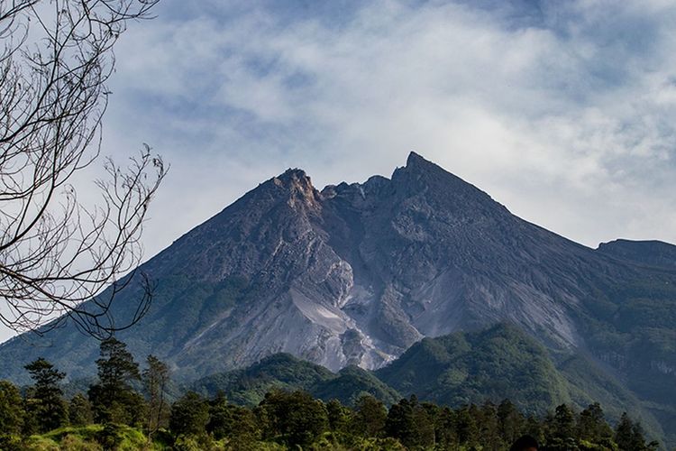 Selasa Siang, Gunung Merapi Luncurkan Awan Panas Sejauh 2.000 Meter