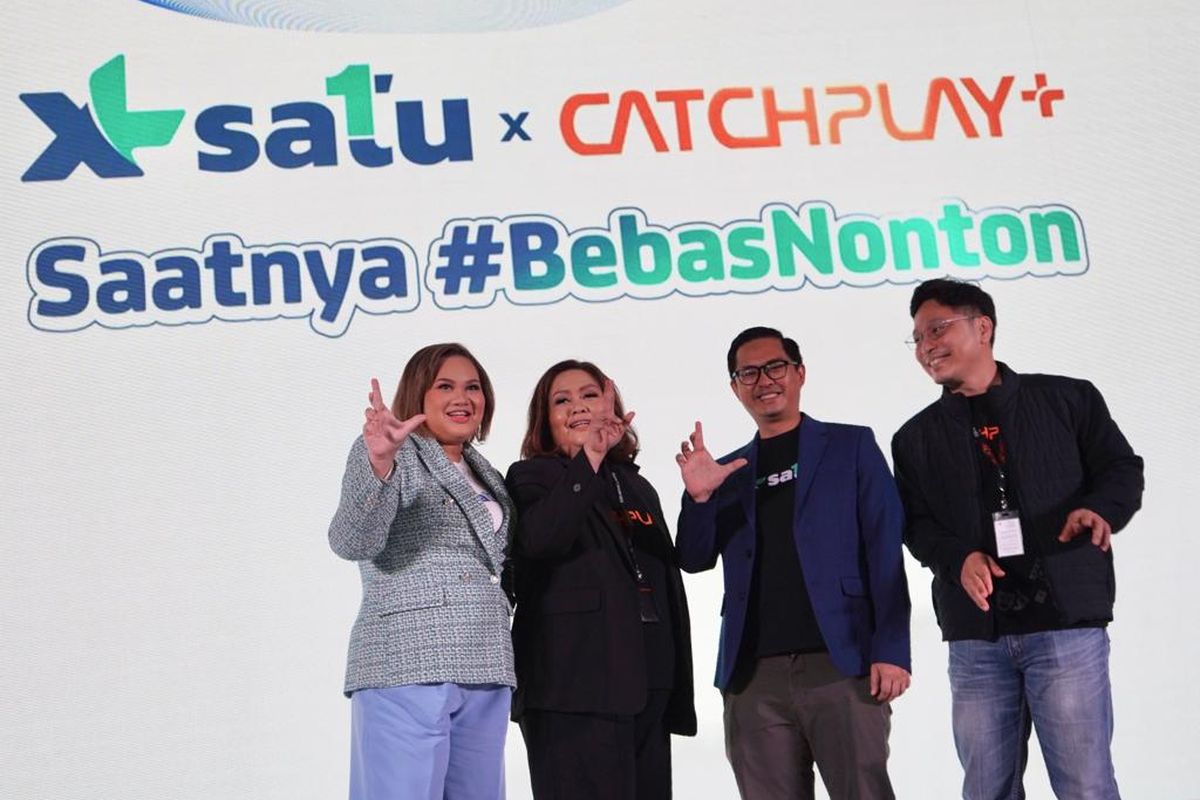 Head of Marketing Home Business XL Axiata, Bianca Hardini, Country Manager CATCHPLAY+ Indonesia, Ibu Dhini W. Prayogo, Chief Home Officer XL Axiata, Bpk Bernard Ho Swee Keong, Head Business Development Catchplay+, Harry Santosa dalam acara peluncuran kerjasama XL Satu dengan Catchplay+ di Jakarta, Rabu (12/10/2022). 