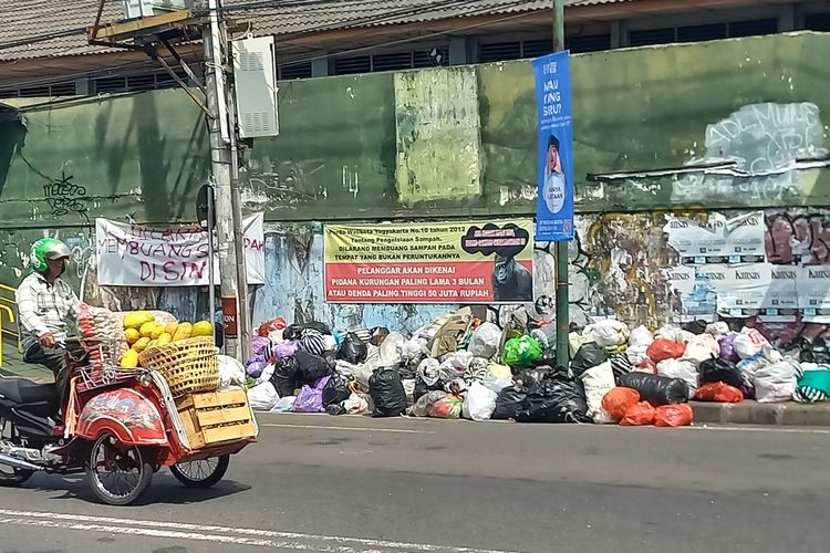 SAMPAH MENUMPUK: Sampah di Jalan HOS Cokroaminoto TERLIHAT menumpuk pada Kamis (18/4/2024) siang.