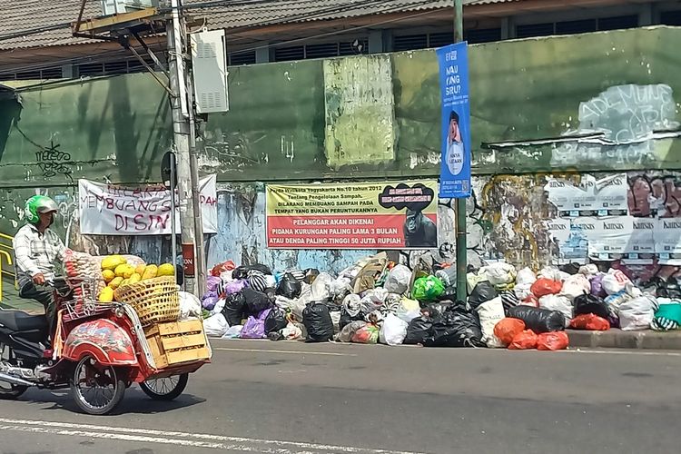 Sampah di Jalan HOS Cokroaminoto nampak mulai menumpuk pada Kamis (18/4/2024) siang.