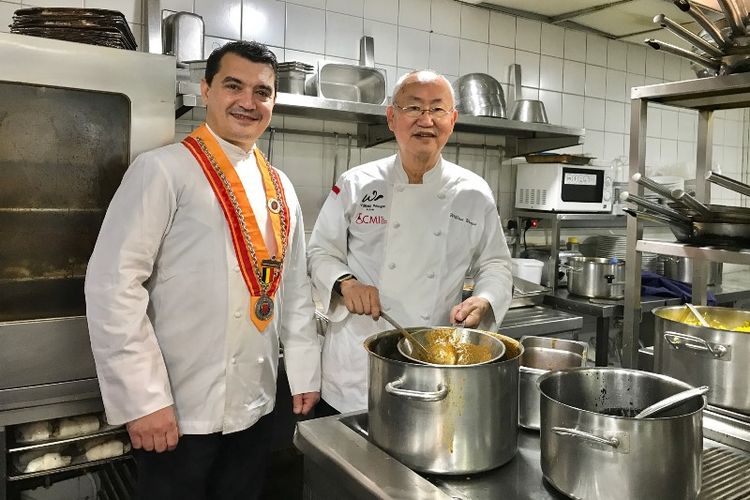 Chef William Wongso sedang menunjukkan kebolehannya memasak di Callens Café, Brussels, Belgia dalam bagian festival kuliner Indonesia.