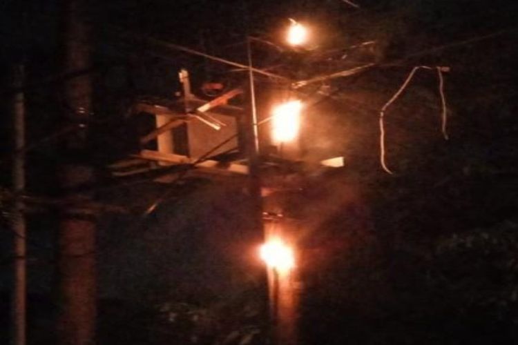 Gardu listrik di Desa Keleyan, Kecamatan Socah, Kabupaten Bangkalan, Jawa Timur, Rabu (29/11/2023) meledak. Diduga karena ada gangguan aliran listrik pada PJU di sekitar gardu.