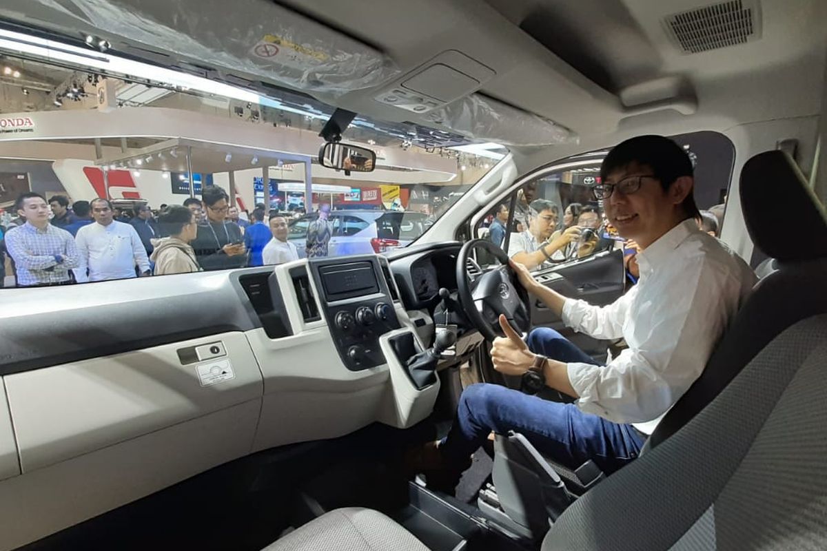 Toyota HiAce Baru saat dinaiki Direktur Marketing PT TAM Anton Jimmi Suwandy