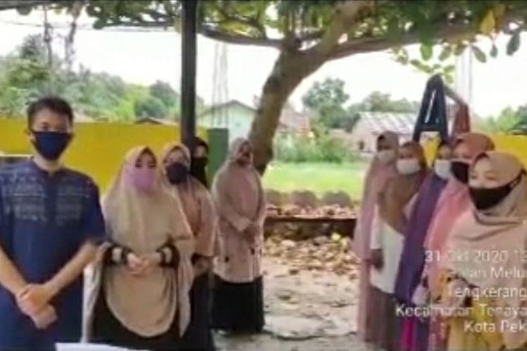 Tangkapan layar video viral para guru SD Taruna Islam yang meminta tolong kepada Kapolri dan Presiden, karena sekolah mereka dirusak oknum di Jalan Melur Indah, Kelurahan Tangkerang Timur, Kecamatan Tenayan Raya, Kota Pekanbaru, Riau, beberapa waktu lalu.