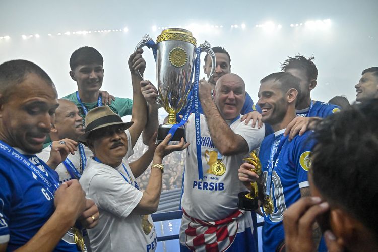 Pelatih Persib Bandung Bojan Hodak angkat piala juara Liga 1 2024-2025 bersama Komisaris PT Persib Bandung Bermartabat Umuh Muchtar pada Sabtu (24/5/2025) di Stadion Gelora Bandung Lautan Api (GBLA). 