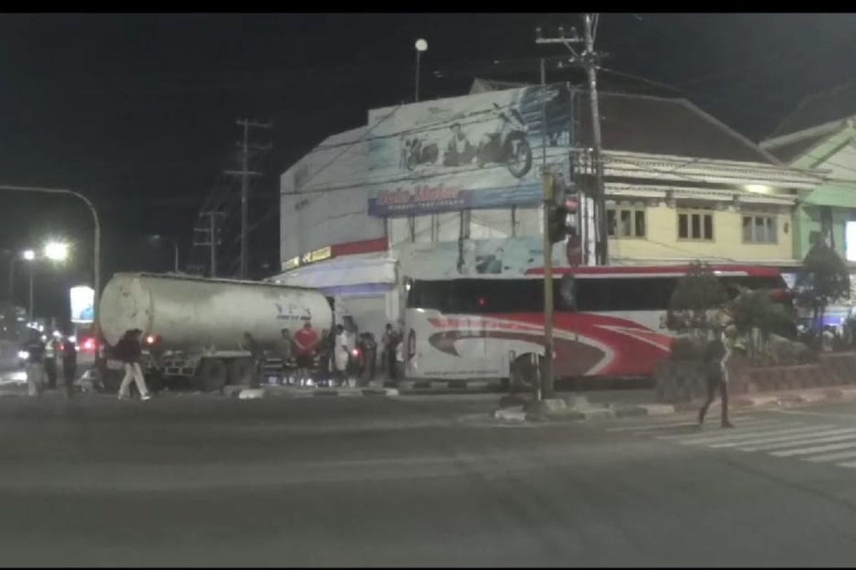 Kecelakan antara bus Mira dengan truk tangki berisi semen cair di di Jalan Raya Ir. Soekarno, tepatnya di simpang empat Terminal Lama, Kabupaten Ngawi, Jawa Timur, membuat 3 orang dilarikan ke rumah sakit untuk menjalani perawatan.